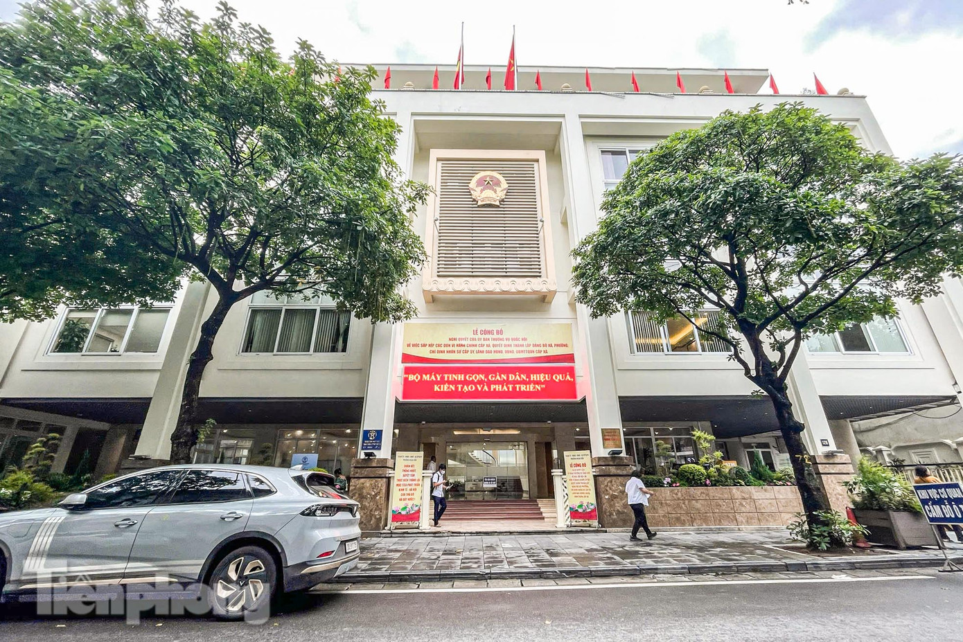 Trụ sở Đảng ủy - UBND phường Hoàn Kiếm ở số 126 Hàng Trống - đây là trụ sở của quận Hoàn Kiếm cũ. Phường Hoàn Kiếm mới được hình thành từ việc sắp xếp, hợp nhất toàn bộ diện tích tự nhiên và quy mô dân số của các phường Hàng Bạc, Hàng Bồ, Hàng Buồm, Hàng Đào, Hàng Gai, Hàng Mã, Lý Thái Tổ cùng một phần diện tích của các phường Cửa Đông, Cửa Nam, Điện Biên, Đồng Xuân, Hàng Bông, Hàng Trống và Tràng Tiền.