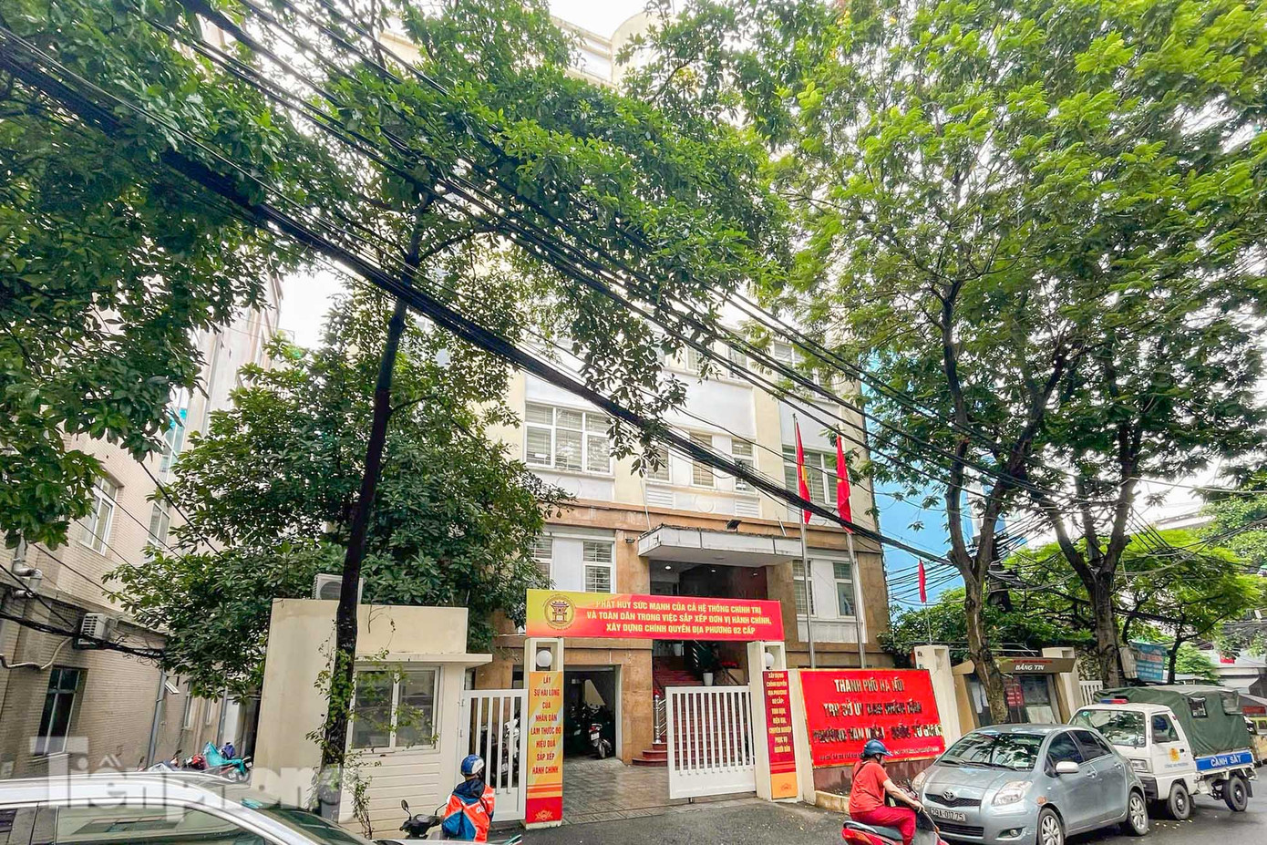 Trụ sở UBND phường Văn Miếu - Quốc Tử Giám tại số 188 phố Kim Hoa. Phường Văn Miếu - Quốc Tử Giám được thành lập trên cơ sở nhập toàn bộ diện tích tự nhiên và dân số của các phường: Khâm Thiên, Văn Chương, Thổ Quan (quận Đống Đa); phần lớn diện tích tự nhiên và dân số của các phường: Văn Miếu - Quốc Tử Giám (quận Đống Đa); một phần diện tích tự nhiên và dân số của các phường: Hàng Bột, Nam Đồng, Phương Liên - Trung Tự (quận Đống Đa), Điện Biên (quận Ba Đình), Cửa Nam (quận Hoàn Kiếm), Nguyễn Du, Lê Đại Hành (quận Hai Bà Trưng).