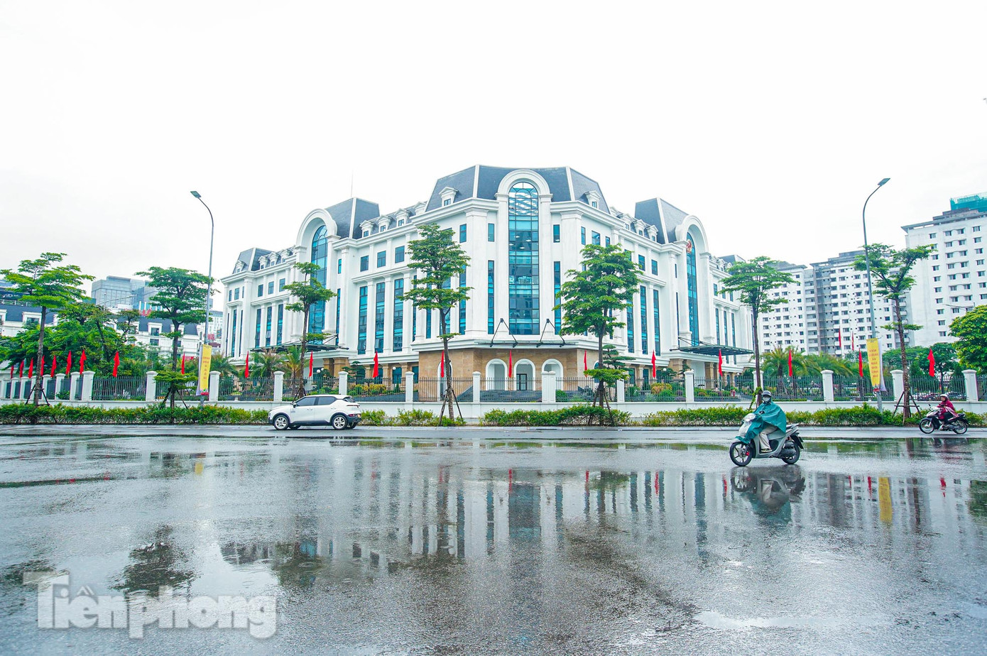 Phường Cầu Giấy được thành lập trên cơ sở nhập phần lớn diện tích và dân số của các phường Dịch Vọng, Dịch Vọng Hậu (quận Cầu Giấy); một phần các phường Quan Hoa, Yên Hòa (quận Cầu Giấy) và Mỹ Đình 1, Mỹ Đình 2 (quận Nam Từ Liêm).