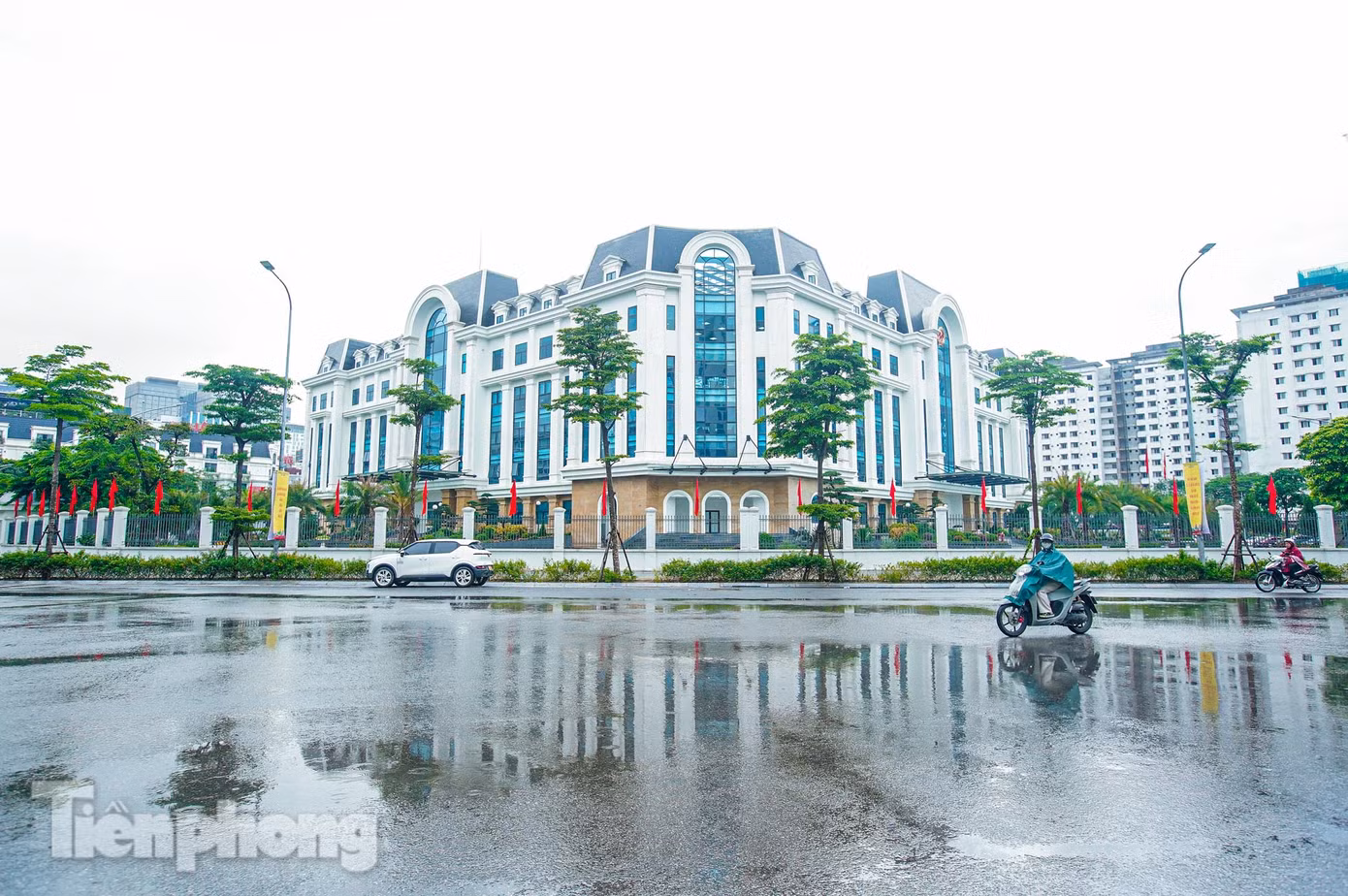 Phường Cầu Giấy được thành lập trên cơ sở nhập phần lớn diện tích và dân số của các phường Dịch Vọng, Dịch Vọng Hậu (quận Cầu Giấy); một phần các phường Quan Hoa, Yên Hòa (quận Cầu Giấy) và Mỹ Đình 1, Mỹ Đình 2 (quận Nam Từ Liêm).