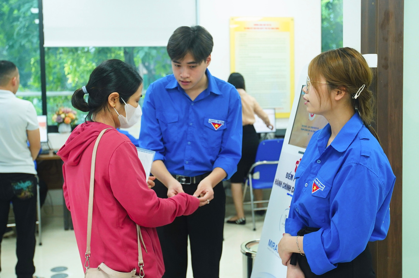 Các tình nguyện viên tham gia tuyên truyền và hướng dẫn người dân sử dụng dịch vụ công trực tiếp và trực tuyến; hỗ trợ người dân điền hồ sơ, biểu mẫu; phân luồng công dân theo nhóm dịch vụ, đảm bảo trật tự tại khu vực tiếp nhận và giải quyết thủ tục hành chính.