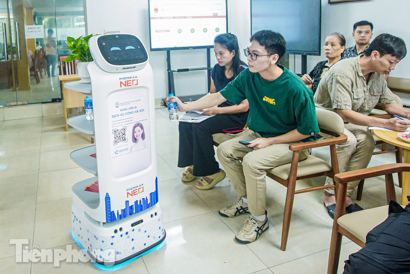 "Nhân viên AI" phát nước uống, bánh kẹo, tạo cảm giác thân thiện, chu đáo. "Nhân viên AI" phát nước uống, bánh kẹo, tạo cảm giác thân thiện, chu đáo.