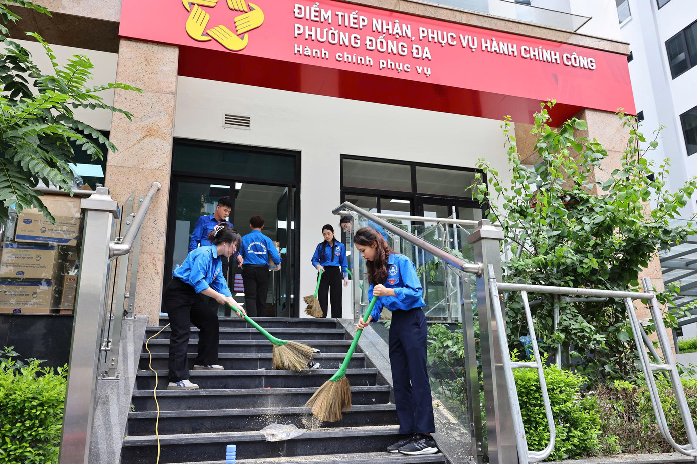 Trước đó, Đoàn Thanh niên - Hội Phụ nữ phường Đống Đa phối hợp triển khai ra quân vệ sinh môi trường, làm sạch cảnh quan bên trong và bên ngoài khuôn viên trụ sở phường Đống Đa (mới) để đón tiếp công dân đến làm thủ tục khi vận hành mô hình chính quyền hai cấp trên địa bàn thành phố Hà Nội.