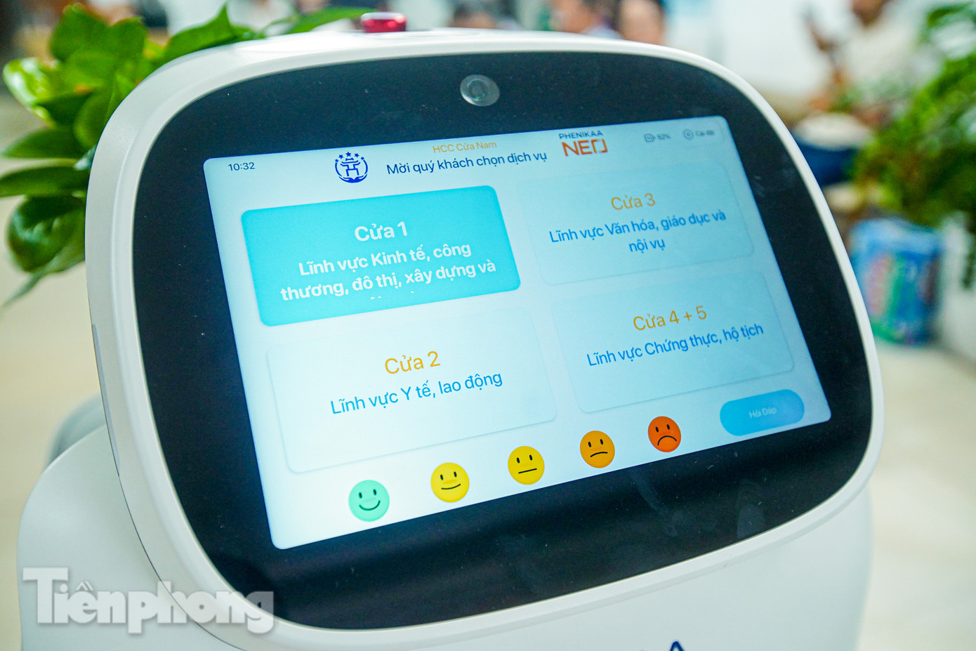 "Nhân viên AI" được đặt ngay tại sảnh chính hoạt động với 6 nhóm chức năng chính: Tư vấn dịch vụ và phát số thứ tự tự động; Thu thập và gửi phản hồi trực tuyến; Bảng thông tin điện tử tích hợp; Di chuyển tự động, phát nước và bánh kẹo tại khu vực chờ; Giao tiếp hội thoại bằng AI; Tư vấn và hỗ trợ tại chỗ.