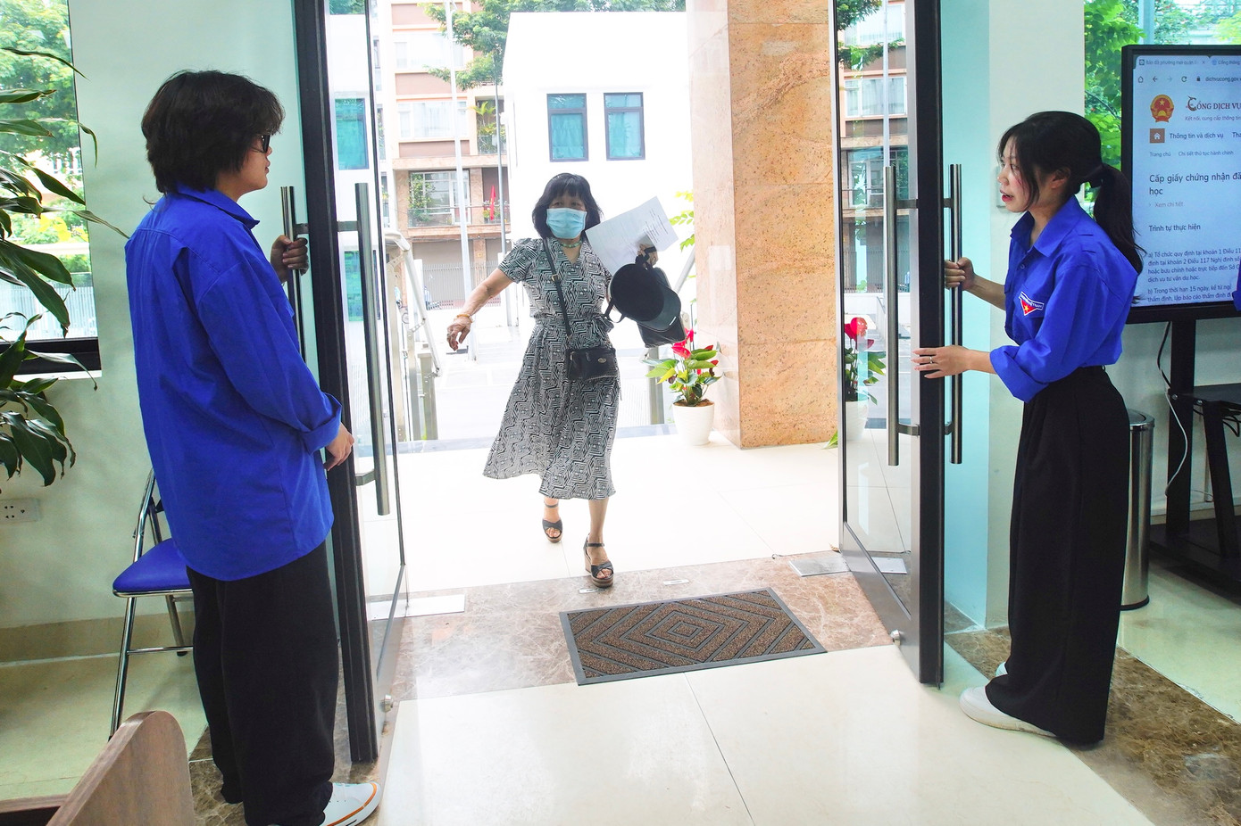 Ghi nhận của PV, sáng nay (7/7), Đoàn Thanh niên phường Đống Đa phối hợp với Đoàn Thanh niên Học viện Thanh Thiếu niên Việt Nam có mặt từ rất sớm để triển khai đội hình thanh niên tình nguyện ra quân hỗ trợ tại điểm tiếp nhận, phục vụ hành chính công phường Đống Đa (Hà Nội).