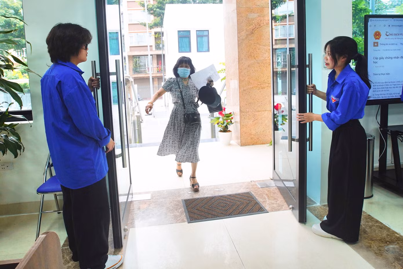 Ghi nhận của PV, sáng nay (7/7), Đoàn Thanh niên phường Đống Đa phối hợp với Đoàn Thanh niên Học viện Thanh Thiếu niên Việt Nam có mặt từ rất sớm để triển khai đội hình thanh niên tình nguyện ra quân hỗ trợ tại điểm tiếp nhận, phục vụ hành chính công phường Đống Đa (Hà Nội).