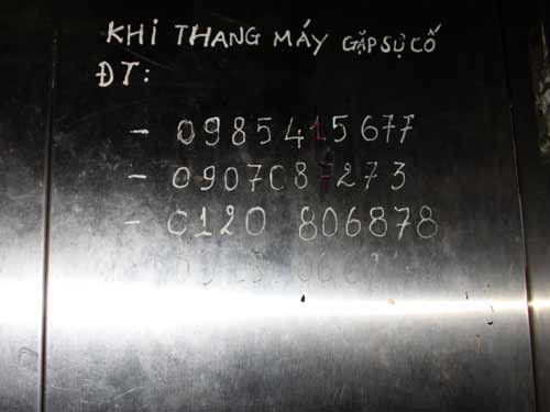 Thang máy tại chung cư Tân Mỹ (phường Tân Phú, quận 7 - TPHCM) bị sự cố ít nhất 30 lần trong tháng (ảnh trên) và lưu ý của ban quản lý chung cư khi thang máy gặp sự cố. Ảnh: Tấn Thạnh - Thành Đồng Thang máy tại chung cư Tân Mỹ (phường Tân Phú, quận 7 - TPHCM) bị sự cố ít nhất 30 lần trong tháng (ảnh trên) và lưu ý của ban quản lý chung cư khi thang máy gặp sự cố