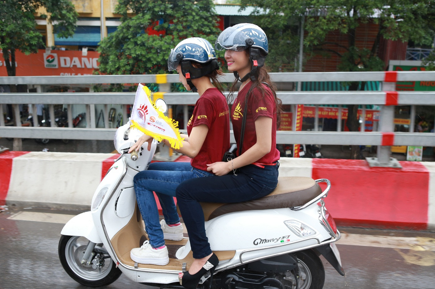 Nữ sinh khoe nét đẹp dịu dàng cùng mũ bảo hiểm