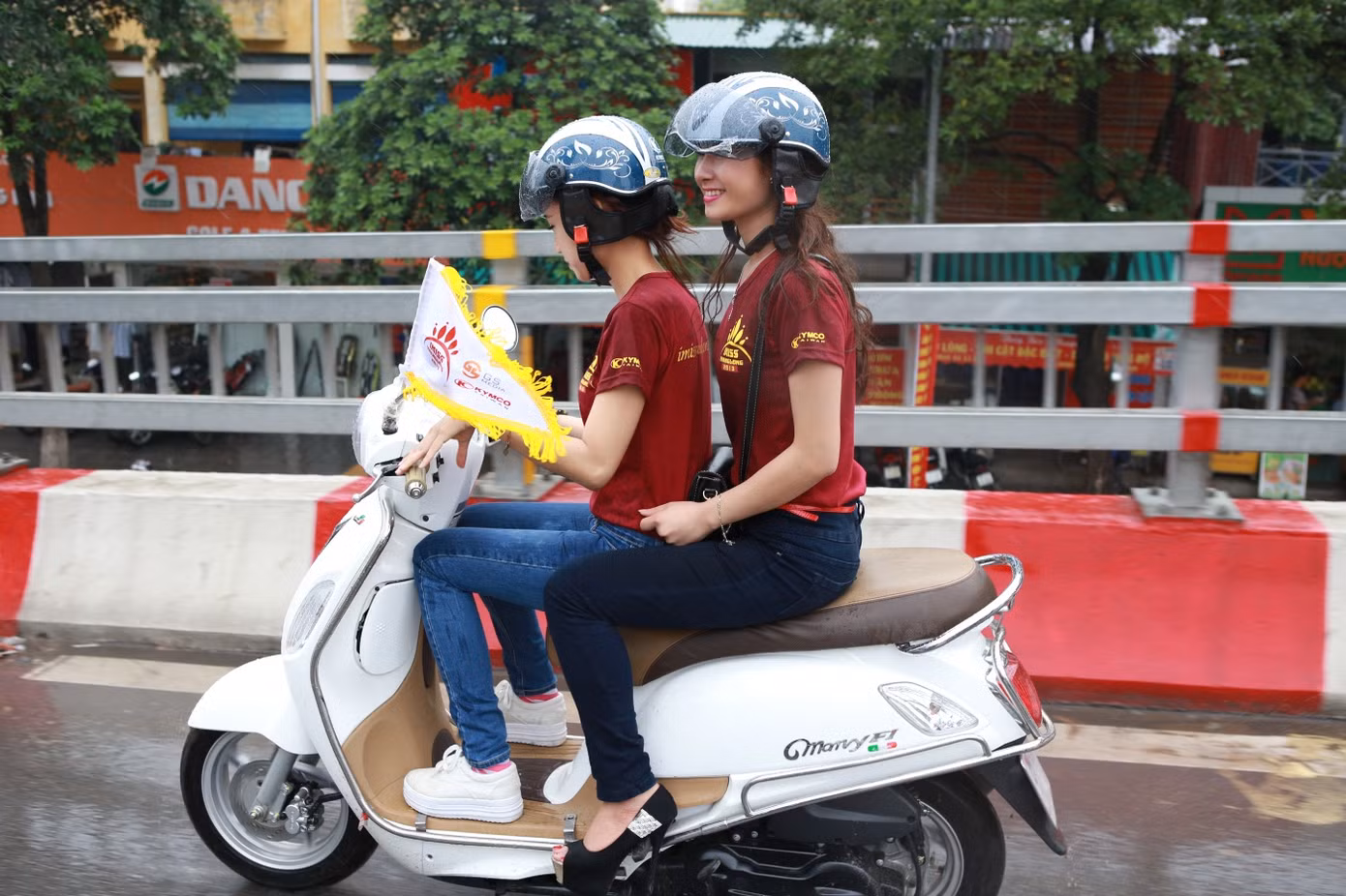 Đi đúng làn đường quy định Nữ sinh khoe nét đẹp dịu dàng cùng mũ bảo hiểm