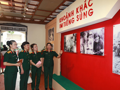 Thượng tướng Ngô Xuân Lịch tham quan triển lãm “Võ Nguyên Giáp – Đại tướng Tổng Tư lệnh” 