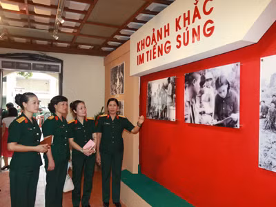 Thượng tướng Ngô Xuân Lịch tham quan triển lãm “Võ Nguyên Giáp – Đại tướng Tổng Tư lệnh” 