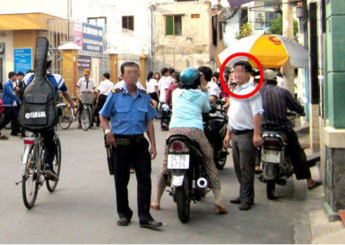 Ông T.T.B (dấu tròn). Ảnh: TNO