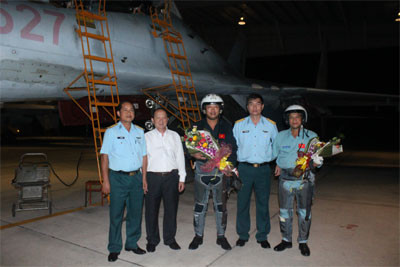 Đồng chí Lê Hữu Lộc, Chủ tịch UBND tỉnh Bình Định tặng hoa chúc mừng Thượng tá Ngô Vĩnh Phúc, Trung đoàn trưởng Trung đoàn 940 và kíp bay vừa hoàn thành lần bay đêm đầu tiên tại sân bay Phù Cát