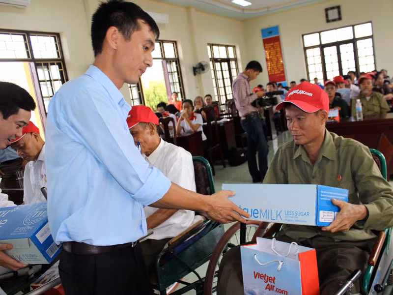 Ông Mai Nguyễn Huế trao quà cho thương binh 