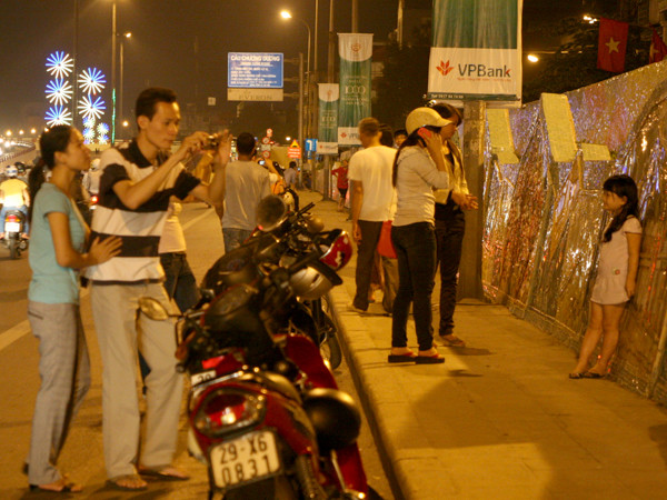 Nhiều gia đình đưa cả các em bé đến đây chụp ảnh