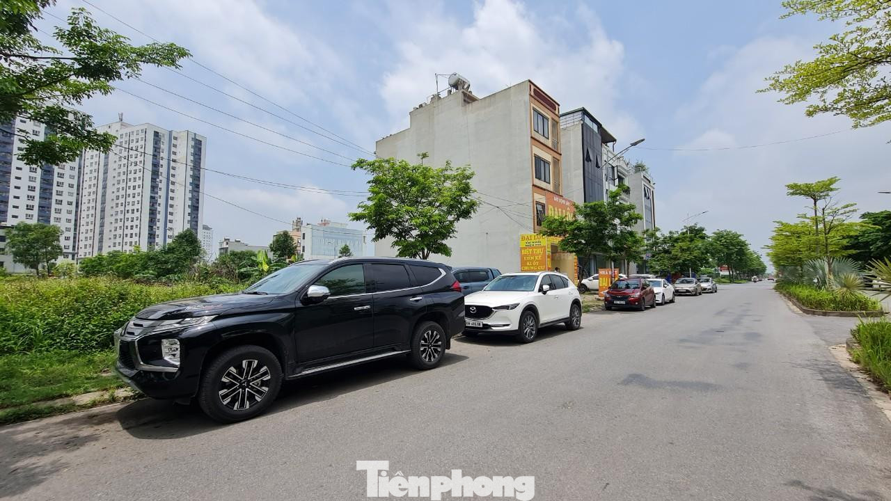 Giá đất biệt thự, liền kề tại dự án khu đô thị Thanh Hà Cienco 5 đang được đẩy lên cao sau khi có thông tin thông báo khởi công xây dựng nhà ở thấp tầng. Trong ảnh: Ô tô xếp hàng dài trước văn phòng các sàn môi giới tại khu đô thị Thanh Hà Cienco5 để mua đất. Ảnh: Ninh Phan. Giá đất biệt thự, liền kề tại dự án khu đô thị Thanh Hà Cienco 5 đang được đẩy lên cao sau khi có thông tin thông báo khởi công xây dựng nhà ở thấp tầng. Trong ảnh: Ô tô xếp hàng dài trước văn phòng các sàn môi giới tại khu đô thị Thanh Hà Cienco5 để mua đất. Ảnh: Ninh Phan.