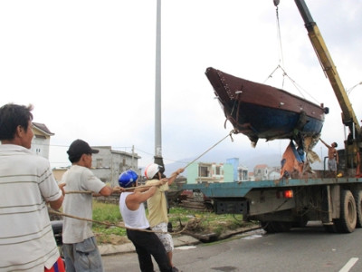 Ngư dân Đà Nẵng cẩu thuyền lên bờ đưa đến nơi an toàn.
