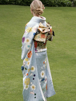 Reese Witherspoon xinh đẹp với áo kimono