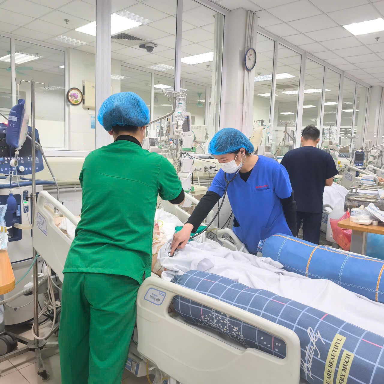 Theo BS điều trị, các triệu chứng của M. phù hợp với chẩn đoán sốc độc tố tụ cầu vàng. Tuy nhiên, sau thời gian điều trị tích cực, tình trạng đáp ứng thuốc của cháu M rất kém, khiến tình trạng sốc ngày càng trầm trọng hơn. Tiên lượng rất xấu. Ảnh: Bệnh viện cung cấp