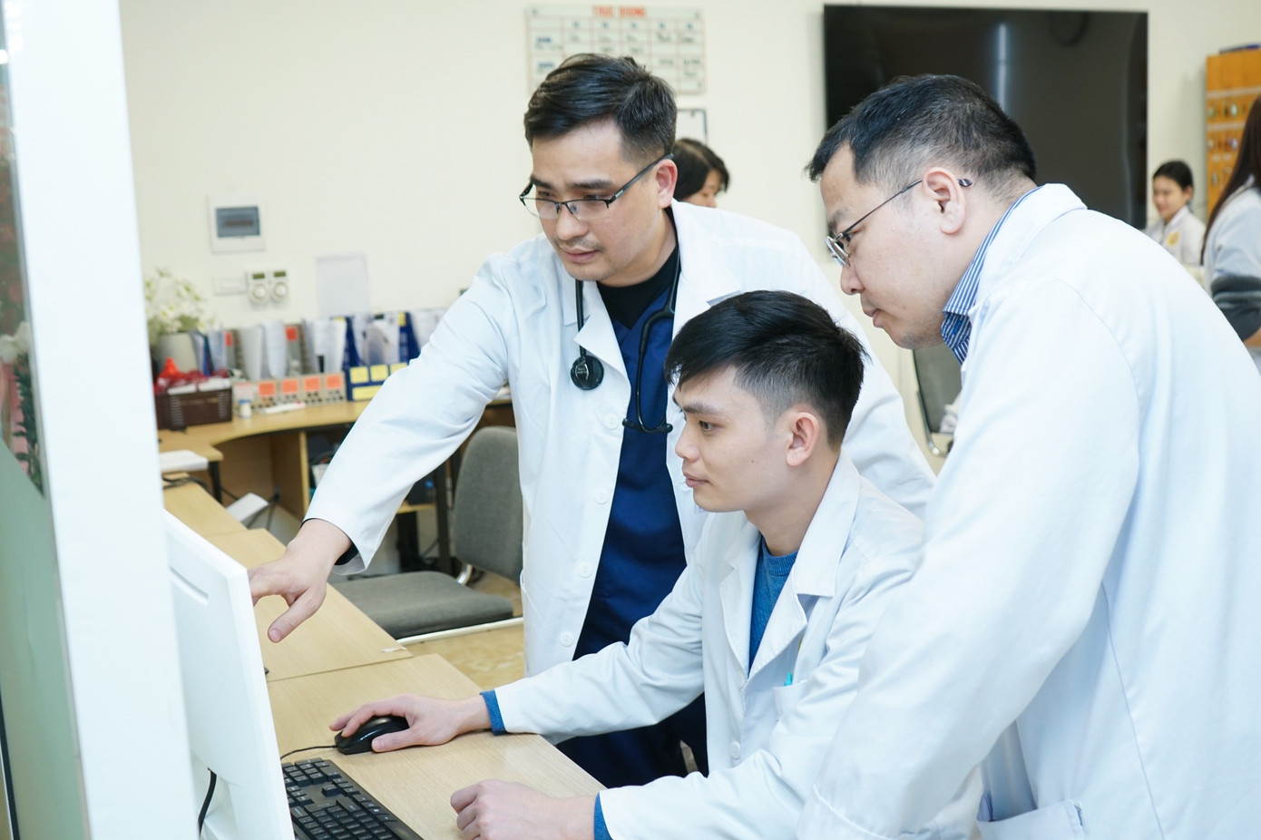 Ngay lập tức, nút “báo động đỏ” được kích hoạt, huy động lực lượng cấp cứu từ nhiều chuyên khoa như Cấp cứu, Hồi sức tích cực, Tim mạch...để tìm biện pháp xử trí tốt nhất cho người bệnh. Ảnh: Bệnh viện cung cấp