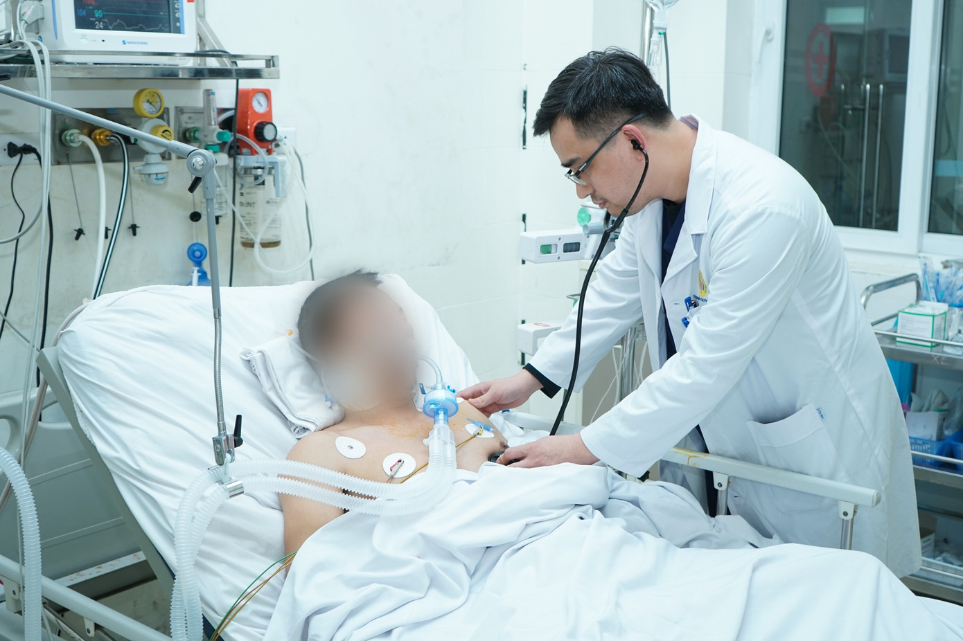 Trường hợp thứ ba là ca bị ngừng tim đột ngột ở người bệnh lớn tuổi được các bác sĩ cứu sống thành công. Người bệnh nam (68 tuổi, Hà Nam) nhập viện trong tình trạng mất ý thức, ngừng tim, ngừng thở. Đây là một ca cấp cứu tối khẩn cấp vì nếu không can thiệp ngay, người bệnh có thể tử vong. Ảnh: Bệnh viện cung cấp