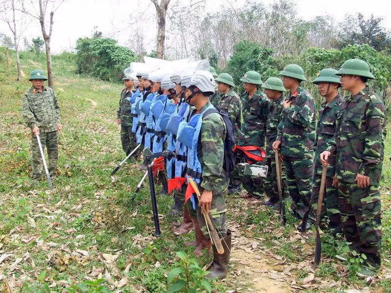 Bộ đội công binh thuộc Xí nghiệp 319.5 (Tổng Cty 319 - Bộ Quốc phòng) chuẩn bị lên đường đi rò gỡ bom mìn tại xã Hương Hòa, Nam Đông, Thừa Thiên - Huế. Bộ đội công binh thuộc Xí nghiệp 319.5 (Tổng Cty 319 - Bộ Quốc phòng) chuẩn bị lên đường đi rò gỡ bom mìn tại xã Hương Hòa, Nam Đông, Thừa Thiên - Huế