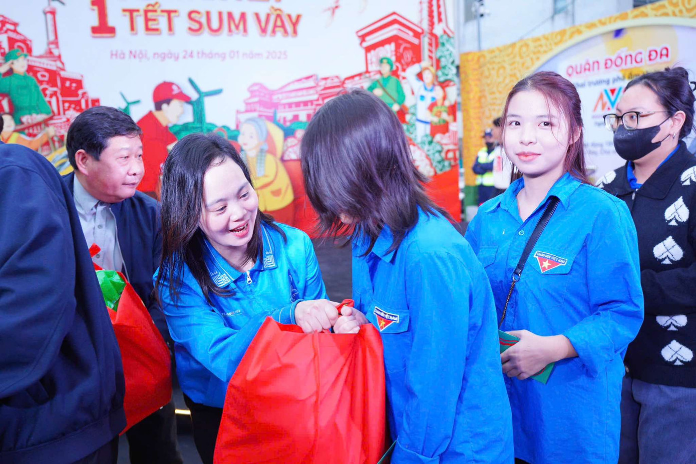 Bí thư Quận đoàn Đống Đa Nguyễn Thị Thanh Tâm trao quà cho người lao động tại chương trình “63 Gắn kết - 1 Tết Sum vầy”.