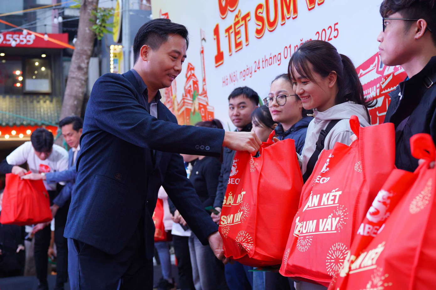 Đồng chí Nguyễn Đức Tiến - Ủy viên BCH Trung ương Đoàn, Phó Bí thư Thường trực Thành đoàn, Chủ tịch Hội LHTN Việt Nam TP Hà Nội trao các phần quà cho người lao động tại chương trình “63 Gắn kết - 1 Tết Sum vầy”.