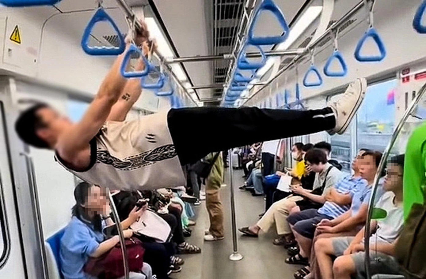 Hình ảnh thanh niên hít xà đơn trên metro Bến Thành – Suối Tiên gây bức xúc. Ảnh cắt từ clip.