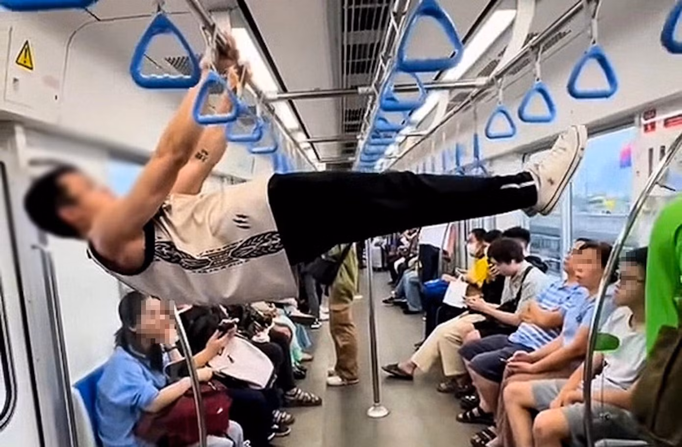 Hình ảnh thanh niên hít xà đơn trên metro Bến Thành – Suối Tiên gây bức xúc. Ảnh cắt từ clip. Hình ảnh thanh niên hít xà đơn trên metro Bến Thành – Suối Tiên gây bức xúc. Ảnh cắt từ clip.