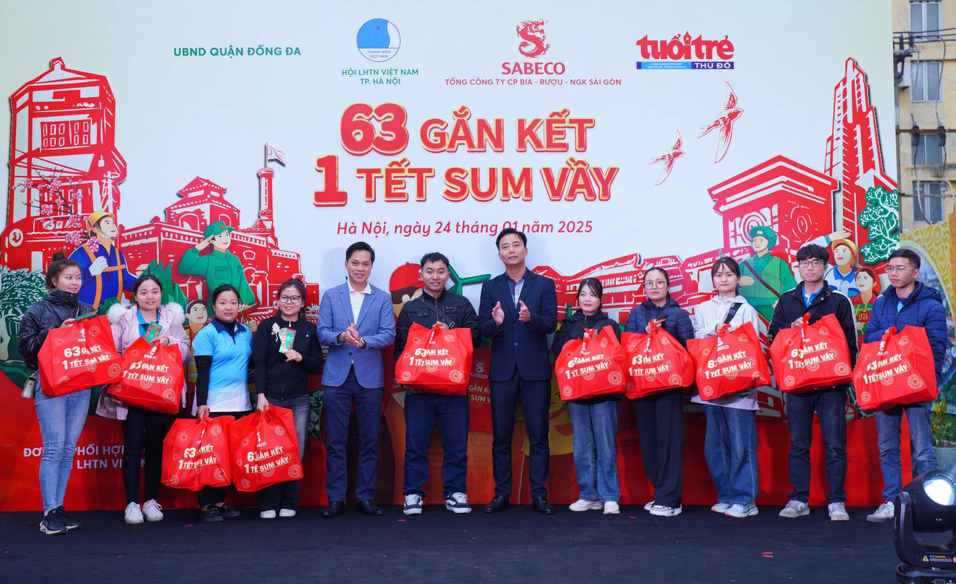 Đồng chí Nguyễn Đức Tiến cùng đại diện ban tổ chức trao quà cho người lao động tại chương trình “63 Gắn kết - 1 Tết Sum vầy”.