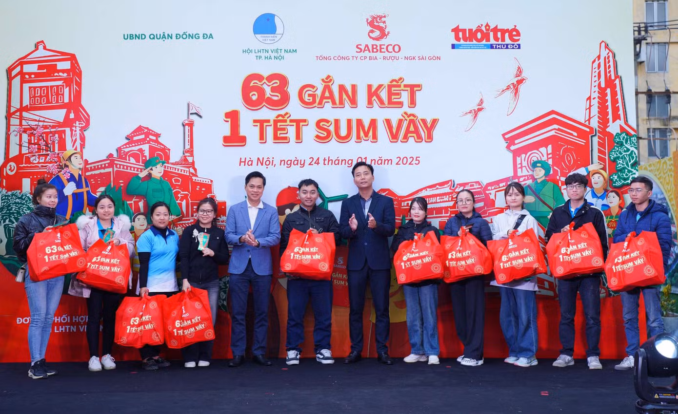 Đồng chí Nguyễn Đức Tiến cùng đại diện ban tổ chức trao quà cho người lao động tại chương trình “63 Gắn kết - 1 Tết Sum vầy”.