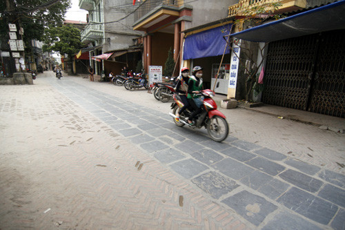 Con đường lát đá xanh làm thành một vạch xương sống vòng quanh làng