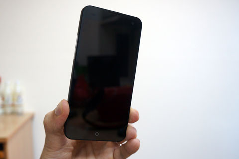 Thiết kế mặt trước khá ấn tượng với màn hình rộng, tràn tới mép viền