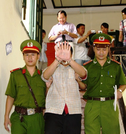 Cựu con rể Tập đoàn Bảo Sơn né tránh ống kính phóng viên. Cựu con rể Tập đoàn Bảo Sơn né tránh ống kính PV