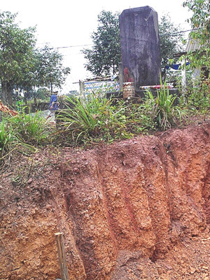 Việc bạt đồi, cải tạo mặt bằng xây nhà ở đang đẩy bia cổ lăng vua Tự Đức vào tình trạng nguy ngập. Ảnh: Ngọc Văn