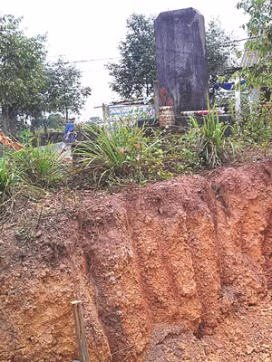 Việc bạt đồi, cải tạo mặt bằng xây nhà ở đang đẩy bia cổ lăng vua Tự Đức vào tình trạng nguy ngập. Ảnh: Ngọc Văn. Việc bạt đồi, cải tạo mặt bằng xây nhà ở đang đẩy bia cổ lăng vua Tự Đức vào tình trạng nguy ngập. Ảnh: Ngọc Văn