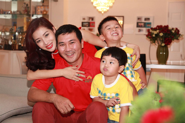 Á hậu Quý bà tiết lộ, ông xã cô là người rất chu đáo với vợ con. Anh thường chủ động nghĩ ra thực đơn cho gia đình và trực tiếp vào bếp giúp vợ nấu những món ngon