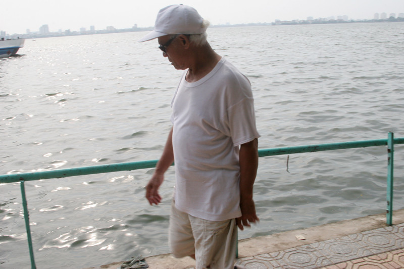 Tình trạng trên gây nguy hiểm cho người dân đi dạo ven bờ hồ