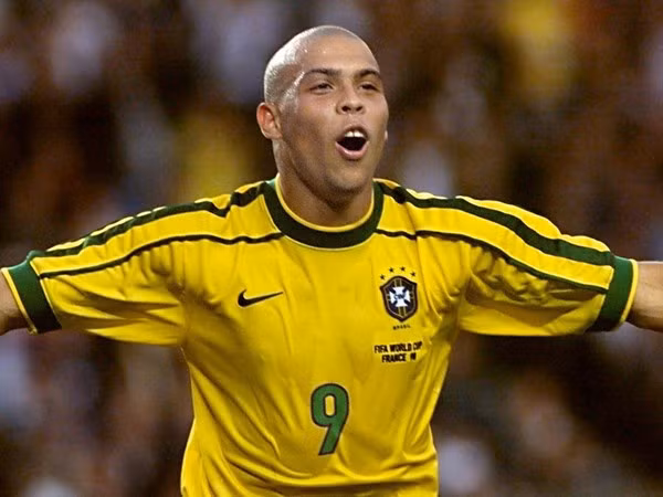 Ronaldo thành huyền thoại trong làng bóng đá thế giới 