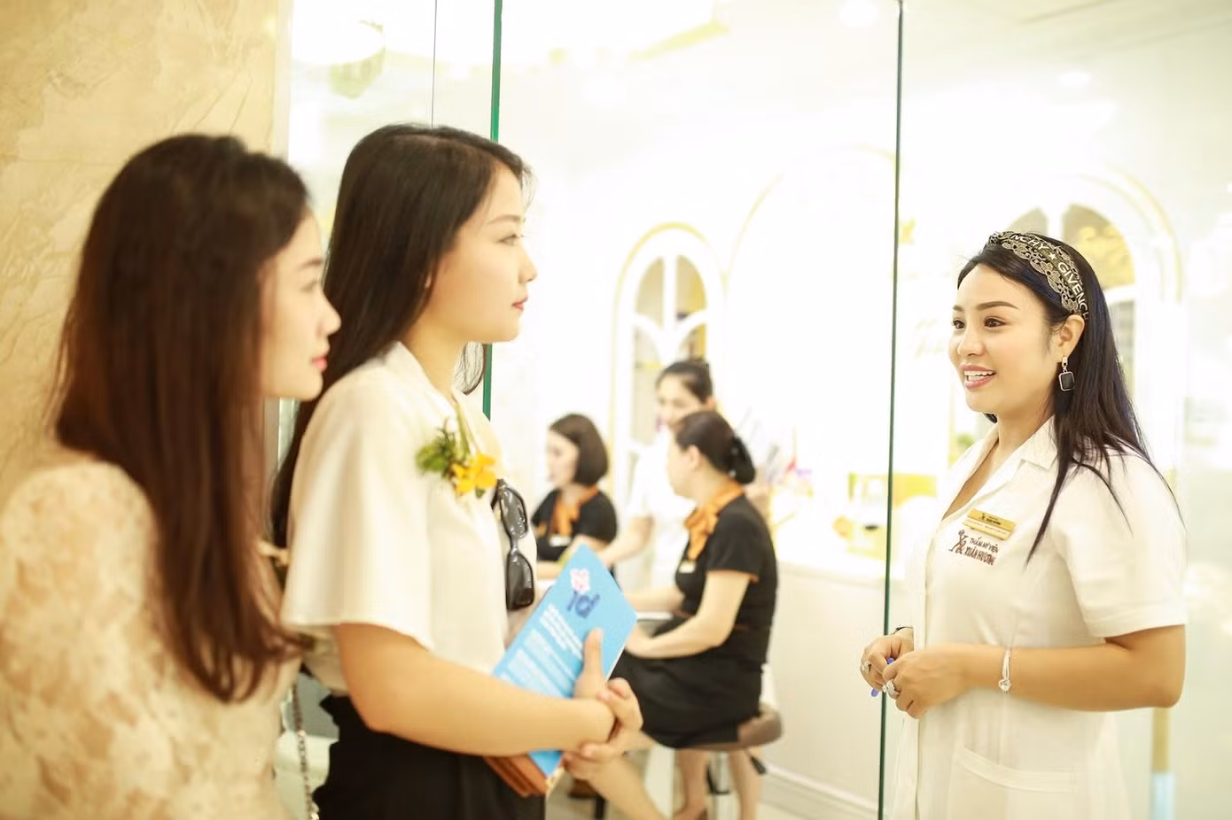 Hơn 500 khách hàng có mặt tại sự kiện khai trương Thẩm mỹ viện Xuân Hương ảnh 5
