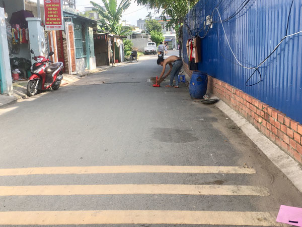 Đột kích 'xóm bà đẻ' ở Sài Gòn, phụ nữ vừa cho con bú vừa đánh bài ảnh 3