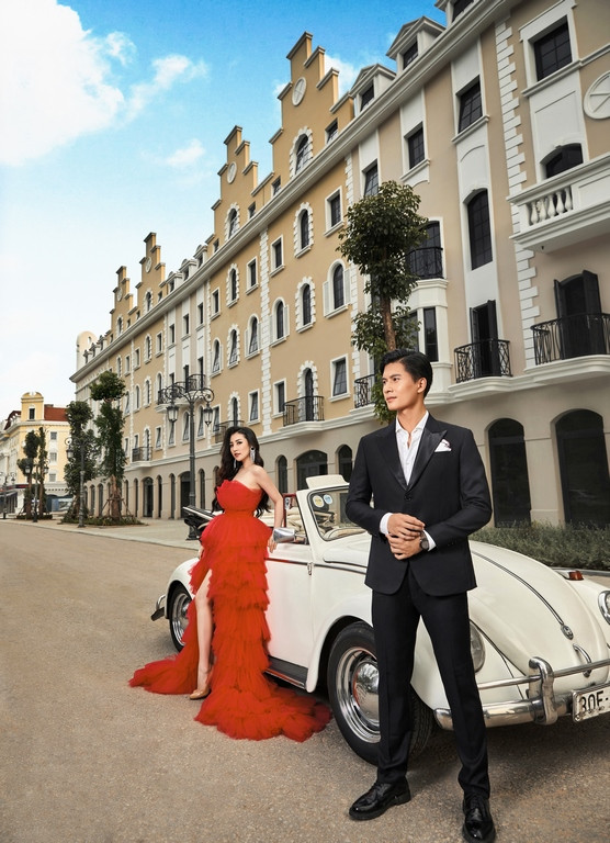 Á hậu Dương Tú Anh lộng lẫy giữa đại lộ xa hoa bên vịnh Hạ Long ảnh 2