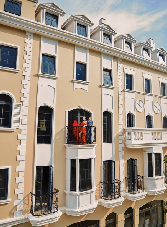 Á hậu Dương Tú Anh lộng lẫy giữa đại lộ xa hoa bên vịnh Hạ Long ảnh 3