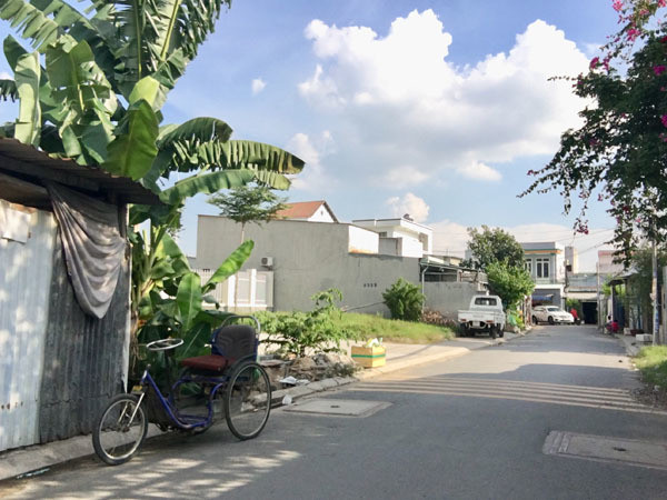 Đột kích 'xóm bà đẻ' ở Sài Gòn, phụ nữ vừa cho con bú vừa đánh bài ảnh 2