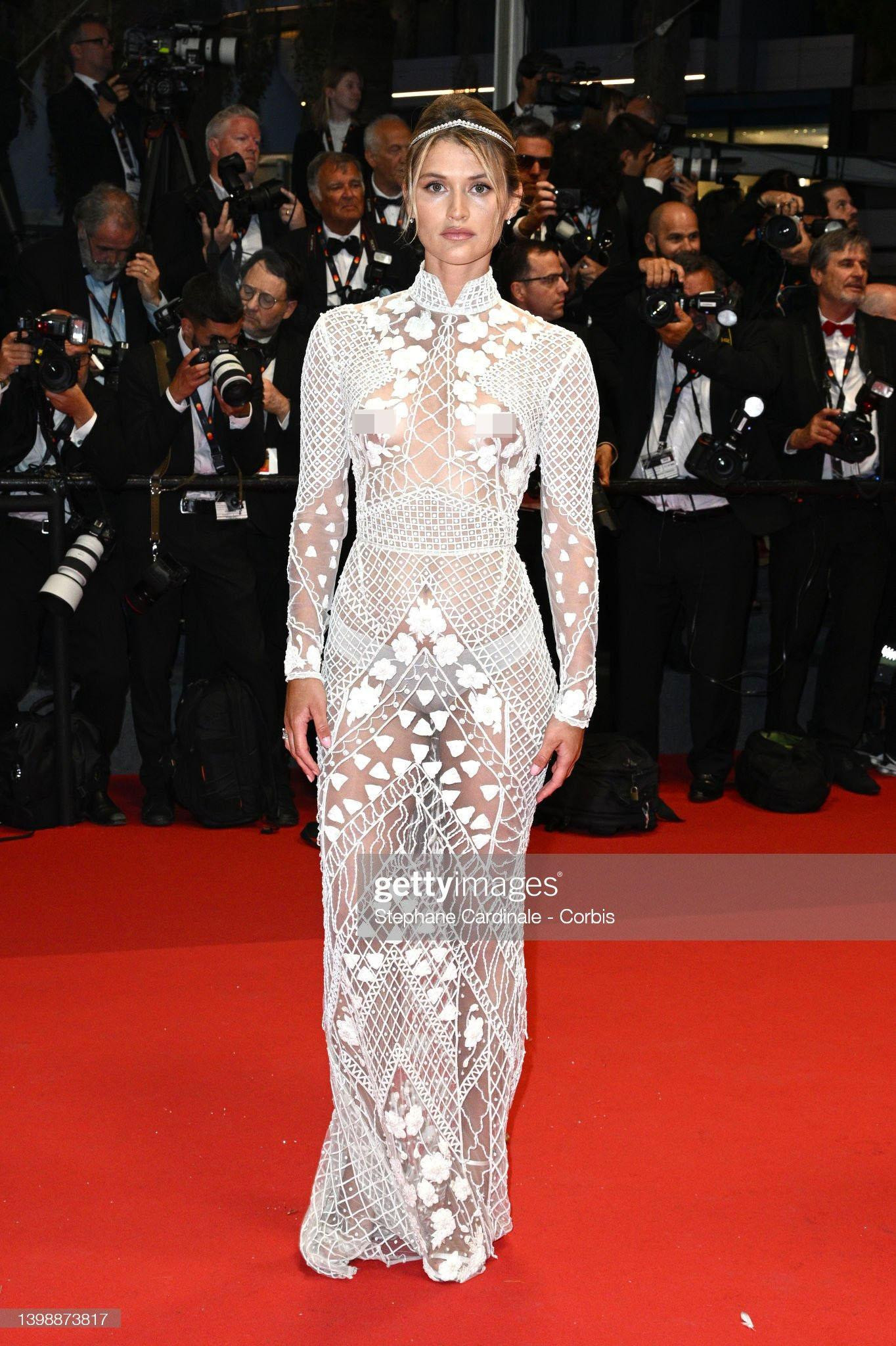 Người mẫu Chloe Lecareux xuất hiện trên thảm đỏ LHP Cannes với bộ váy &quot;mặc như không&quot;.