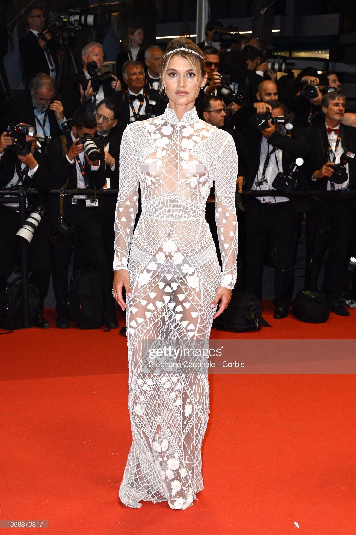 Người mẫu Chloe Lecareux xuất hiện trên thảm đỏ LHP Cannes với bộ váy "mặc như không".