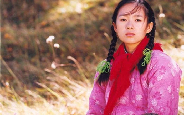 Chương Tử Di sinh năm 1979 tại Bắc Kinh (Trung Quốc). Cô đỗ vào Học viện Hý kịch Trung ương ở tuổi 17. Năm 1998, cô được đạo diễn Trương Nghệ Mưu mời đóng vai nữ chính trong bộ phim “Đường về nhà”. Ngay từ vai diễn đầu tay, cô đã đoạt giải Liên hoan phim Berlin năm 2000 và trở thành “Ảnh hậu Bách Hoa lần thứ 2”. Chương Tử Di sinh năm 1979 tại Bắc Kinh (Trung Quốc). Cô đỗ vào Học viện Hý kịch Trung ương ở tuổi 17. Năm 1998, cô được đạo diễn Trương Nghệ Mưu mời đóng vai nữ chính trong bộ phim “Đường về nhà”. Ngay từ vai diễn đầu tay, cô đã đoạt giải Liên hoan phim Berlin năm 2000 và trở thành “Ảnh hậu Bách Hoa lần thứ 2”.