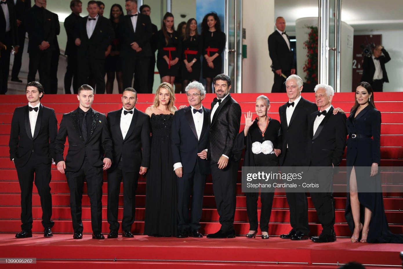 Tối cùng ngày, dàn diễn viên và ê kíp phim &quot;Nostalgia&quot; ra mắt tại Liên hoan phim Cannes lần thứ 75.