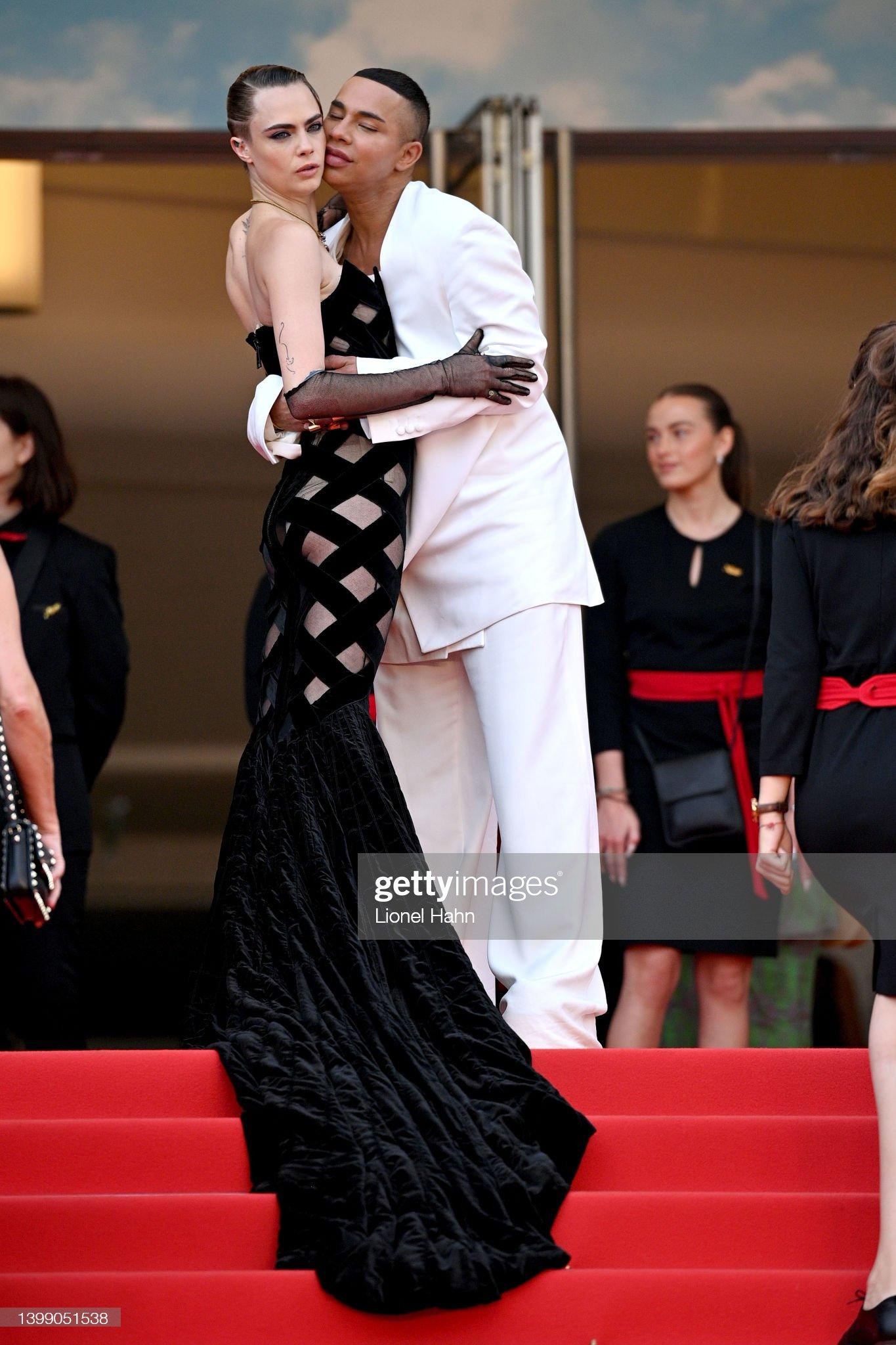 Siêu mẫu Anh và nhà thiết kế Olivier Rousteing áp má thân mật trong khi đang tạo dáng trước ống kính. Biểu cảm &quot;khó ở&quot; của Cara khiến dân mạng đặt câu hỏi liệu cô không thoải mái với hành động này của người bạn.